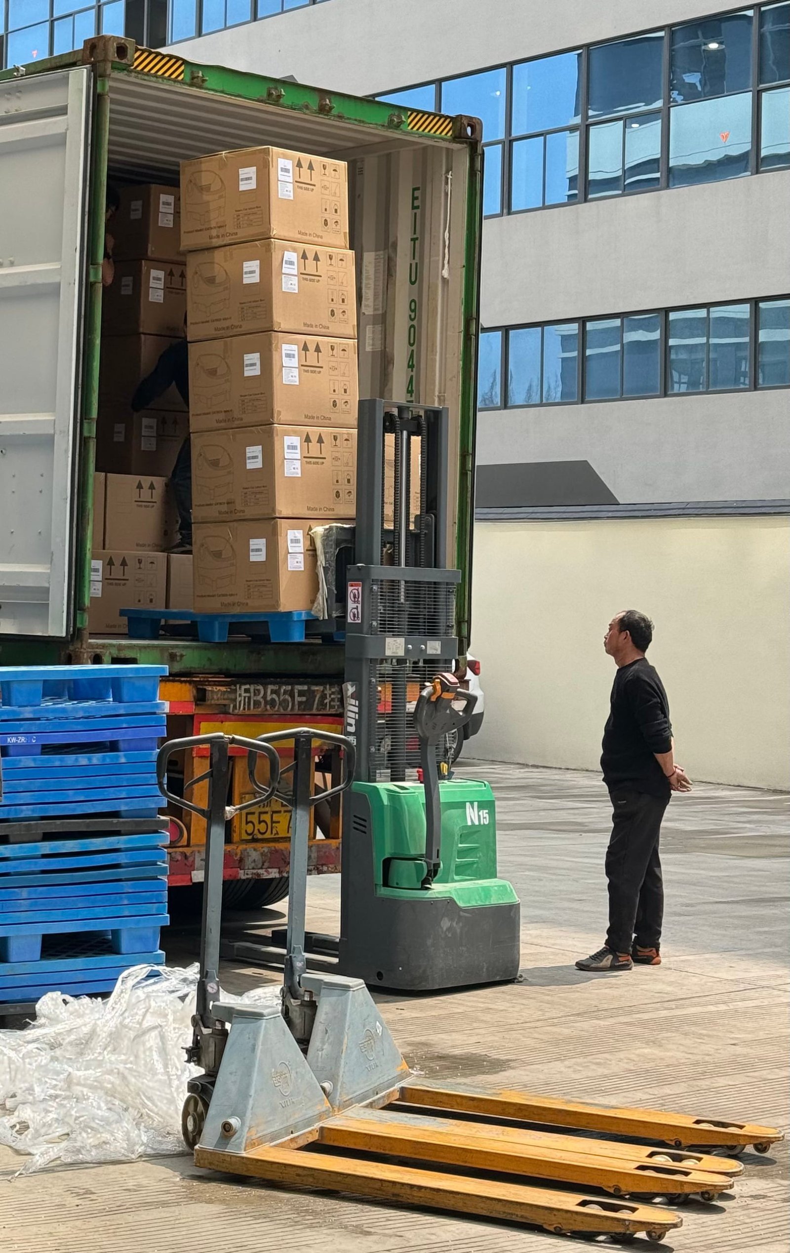 Final packaging and export preparation at Yunihao Technology warehouse