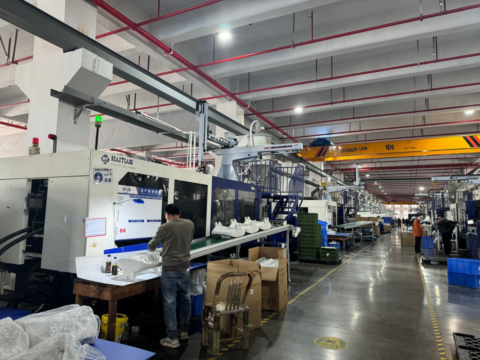 Yunihao Technology 6000㎡ manufacturing facility in Zhongshan, China -- stainless steel cat litter box production line